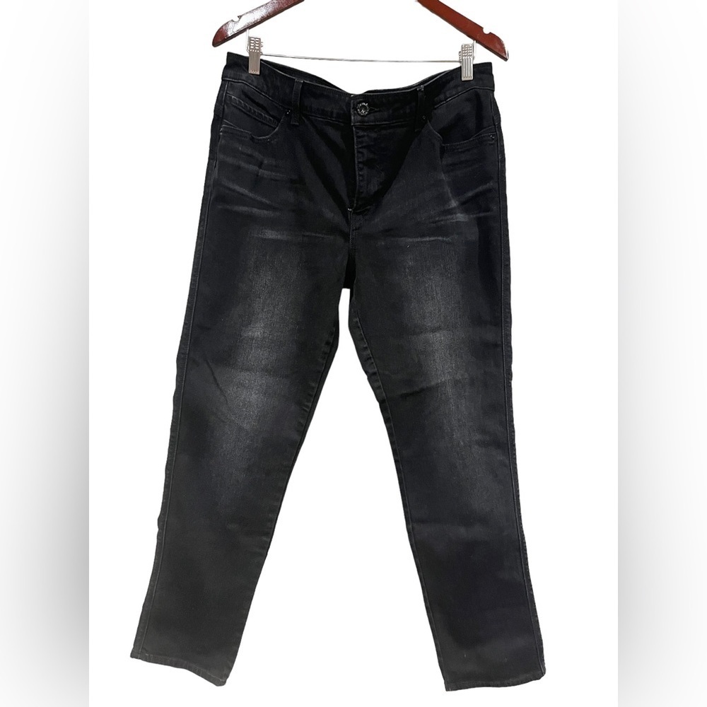 Levis Flatters & Flaunts Skinny Leg Size 33 Waist and 32 Length Black